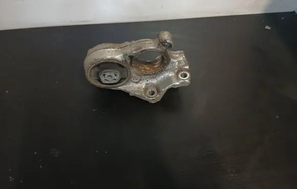 Peugeot 308 Engine mount bracket 810907