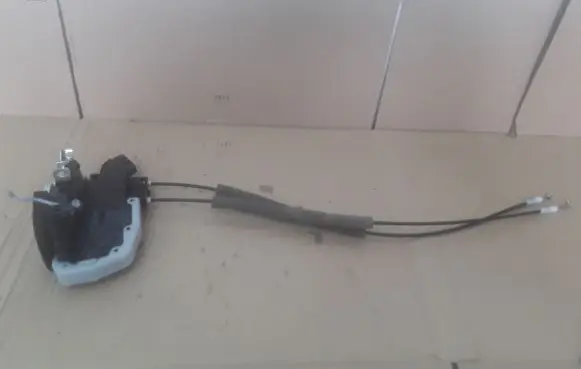 Nissan Leaf I (ZE0) Front door lock S9311460
