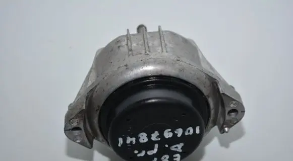 BMW 1 E81 E87 Engine mount bracket