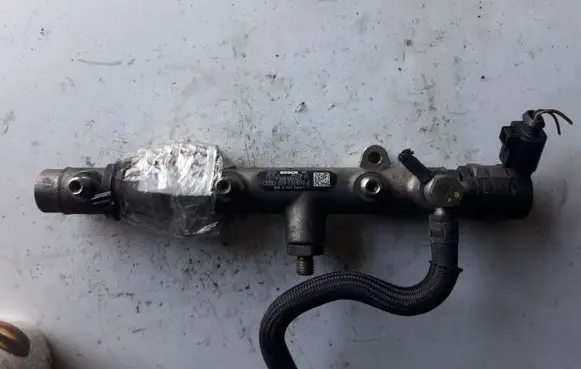 Audi A6 S6 C6 4F Fuel distributor 059130090J