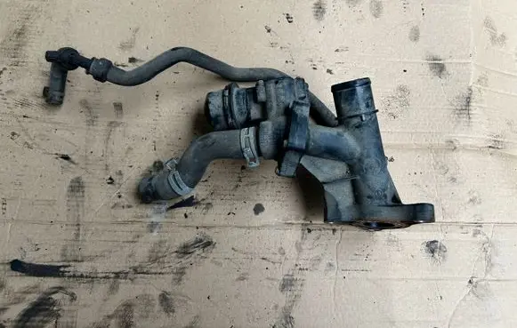 Renault Trafic III (X82) Thermostat/thermostat housing 110600686R