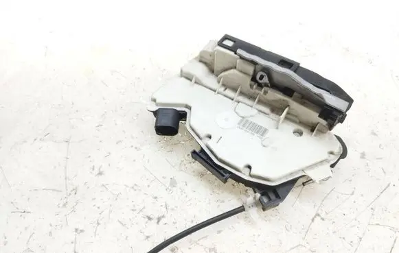 Volkswagen PASSAT CC Rear door lock 5N0839015D