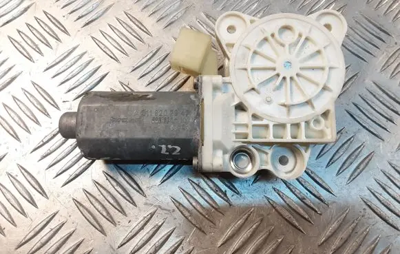 Mercedes-Benz E W211 Front door window regulator motor A2118202942