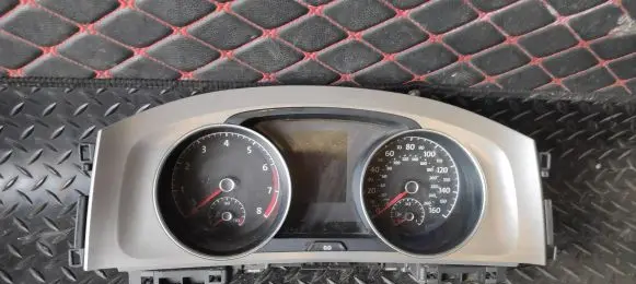 Speedometer (instrument cluster)