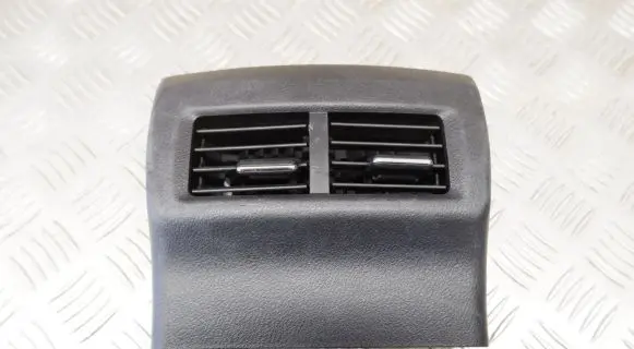 Rear air vent grill