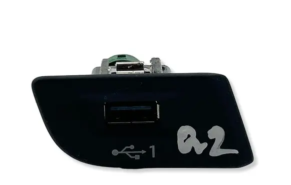 Audi Q2 - USB socket connector 81B035726 323009661780