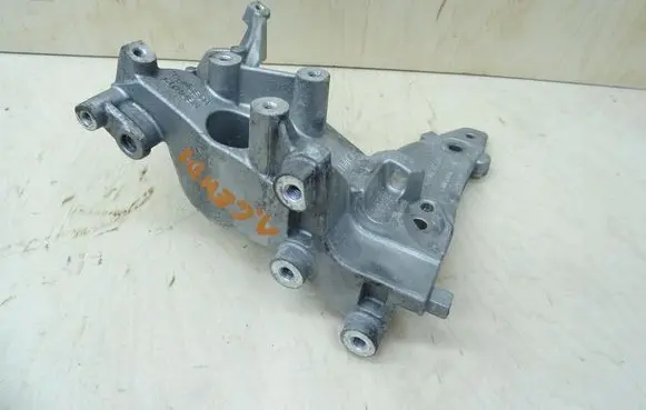 Citroen C4 II Picasso Generator/alternator bracket 