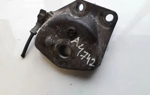 Nissan Qashqai Engine mounting bracket