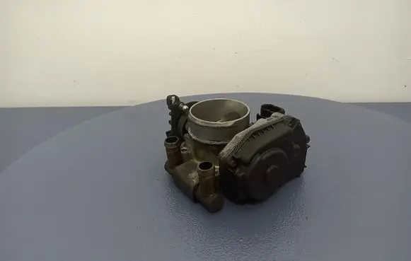 Volkswagen PASSAT B5 Throttle body valve 058133063H