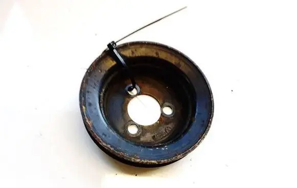 Volkswagen PASSAT B4 Water pump pulley 037121031a