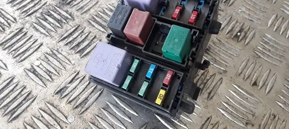 Renault Trafic II (X83) Relay mounting block 8200003634