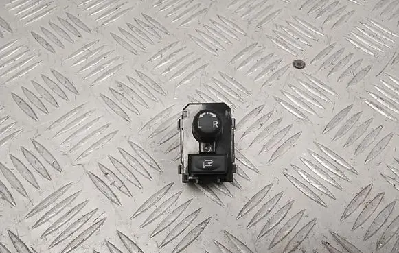 Nissan Leaf II (ZE1) Wing mirror switch 