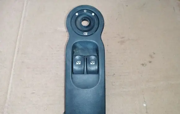 Renault Modus Electric window control switch 8200379692A