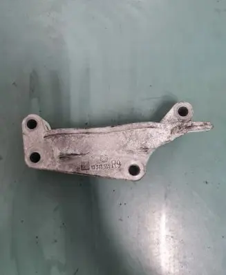 Opel Insignia A Engine mounting bracket 13343561