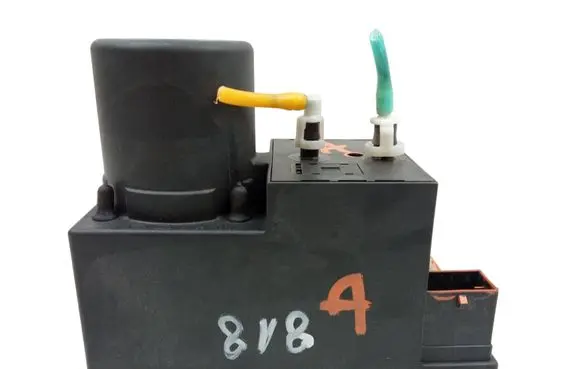 Audi A3 S3 8L Central locking vacuum pump 8L0862257E