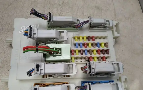 Ford Kuga II Fuse module 010012 000084 30S517605P15