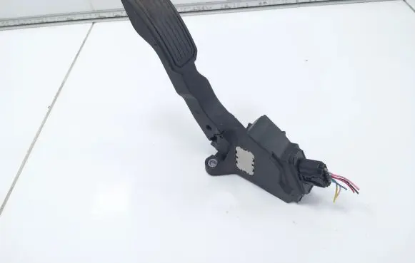 Toyota RAV 4 (XA30) Accelerator throttle pedal 781100W011