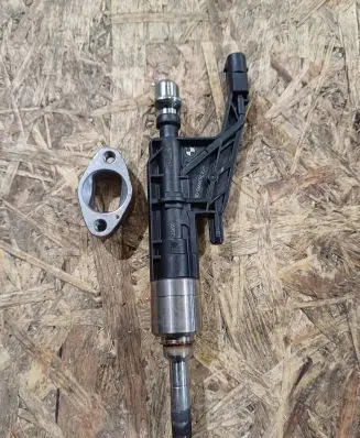 BMW 5 G30 G31 Fuel injector 7639990