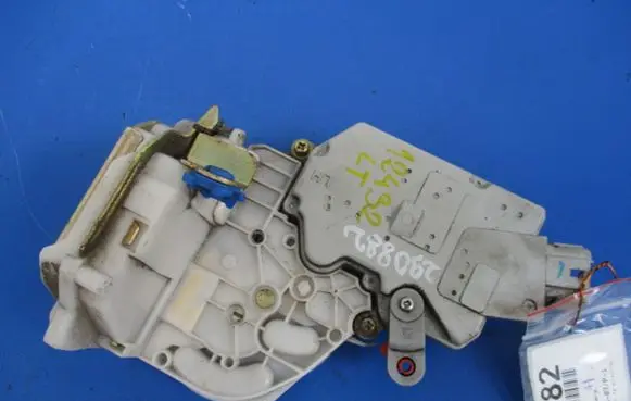 Nissan Primera Rear door lock