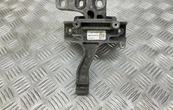 Engine mount bracket