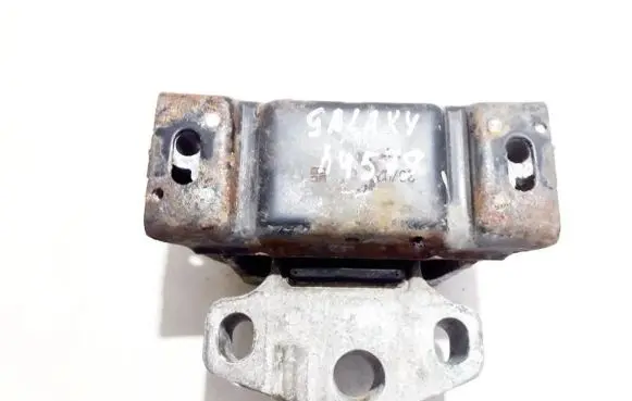 Engine mount bracket