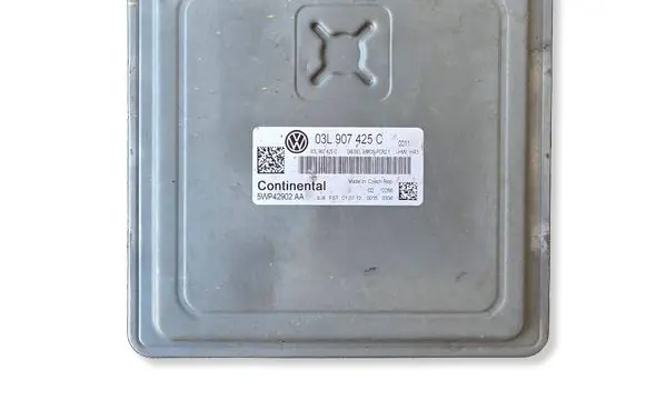 Volkswagen Touran II Engine control unit/module 03L907425C
