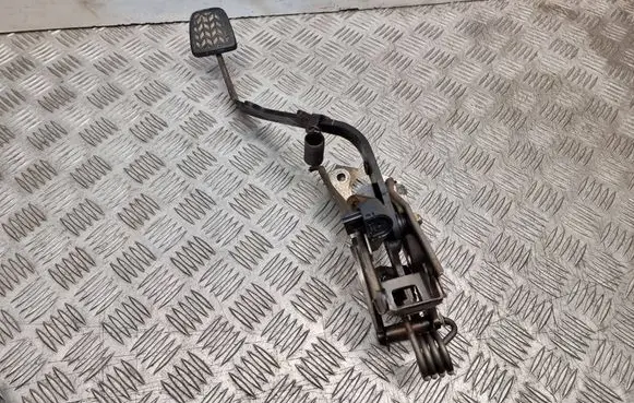Toyota Avensis T250 Clutch pedal 