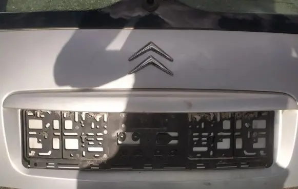 Trunk door license plate light bar