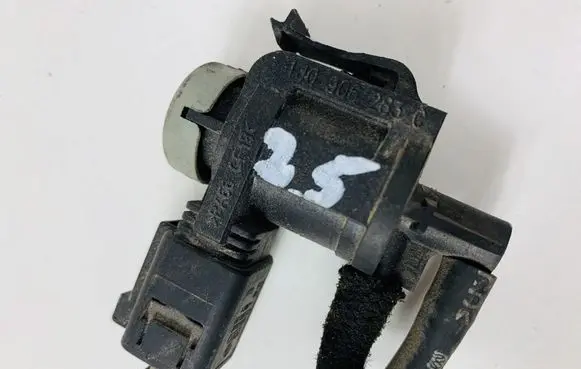 Volkswagen PASSAT B5.5 Vacuum valve 1J0906283C