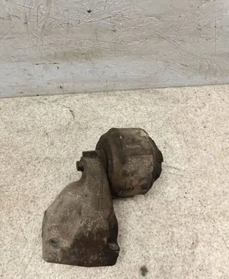 Engine mounting bracket