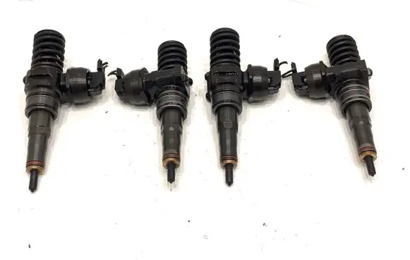 Volkswagen Golf V Fuel injectors set 038130073BN