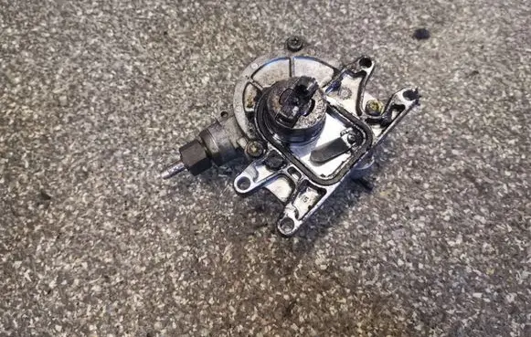 Opel Frontera B Vacuum pump 9053139