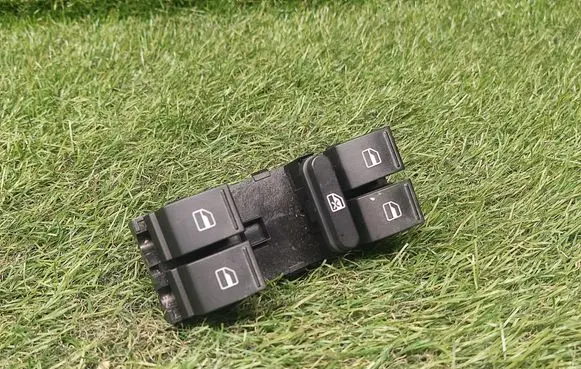 Volkswagen Tiguan Electric window control switch 1K4959857B
