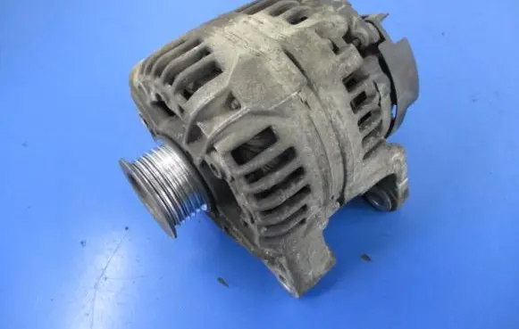 Opel Zafira A Generator/alternator 90561168
