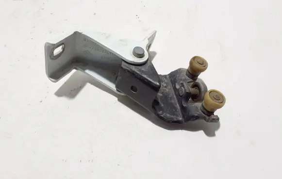 Dacia Dokker Sliding door middle roller runner 824A72208R