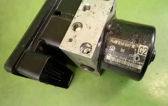 Volkswagen Golf V ABS Pump