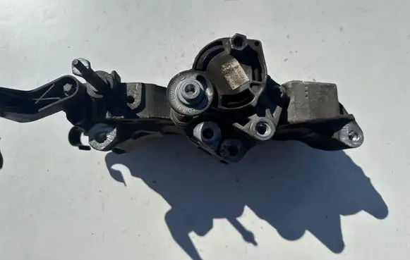 BMW X3 F25 Engine mounting bracket 8506863 174786