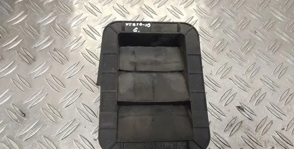 Quarter panel pressure vent