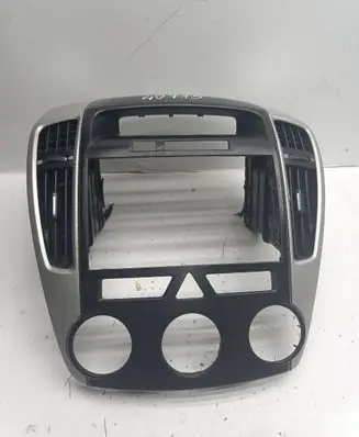 KIA Ceed Dash center air vent grill 84701H005