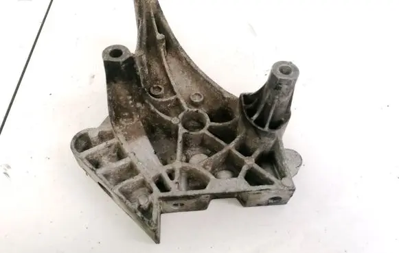 Volkswagen PASSAT B6 Engine mounting bracket 03G199207E V550KTS91