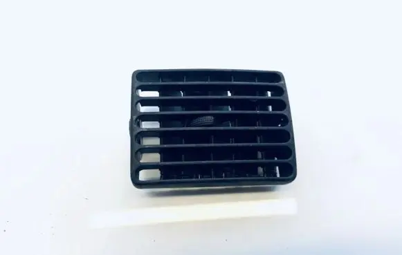 Volkswagen PASSAT B4 Dash center air vent grill 3a0819720b