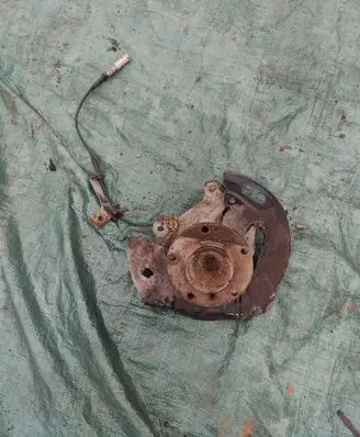 Front wheel hub spindle knuckle