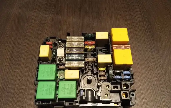 Peugeot 208 Fuse module 42440402 49F3282