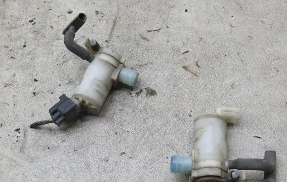 Subaru XV I Windscreen/windshield washer pump GMAUTO4574097
