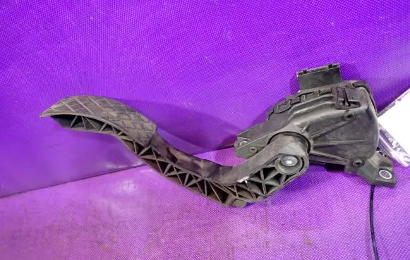 Volkswagen PASSAT B5.5 Accelerator throttle pedal 8D1721523J