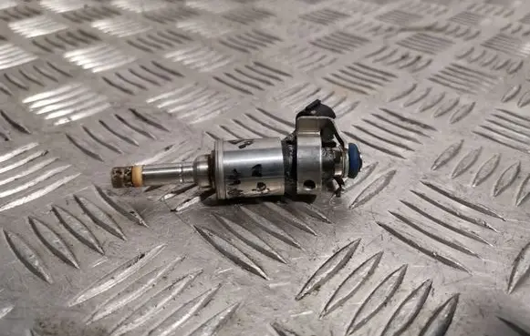 Nissan X-Trail T32 Fuel injector 0261500210