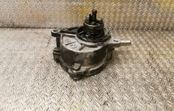 Mercedes-Benz C W203 Vacuum pump 6462300165 A6462300165