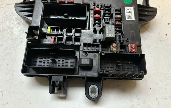 Opel Insignia A Fuse module 13277318