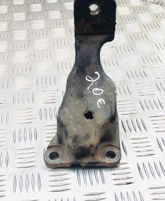Nissan Pathfinder R51 Engine mounting bracket