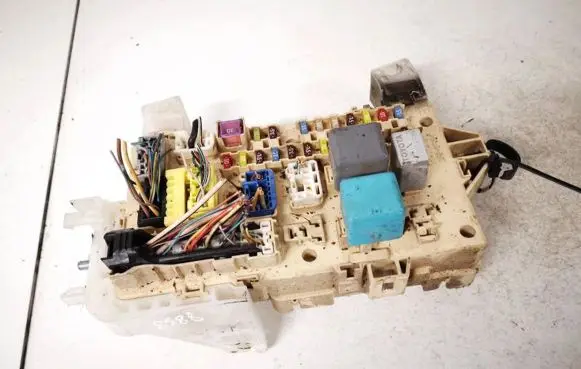 Toyota Corolla Verso AR10 Fuse box set 892210f010 89221-0f010